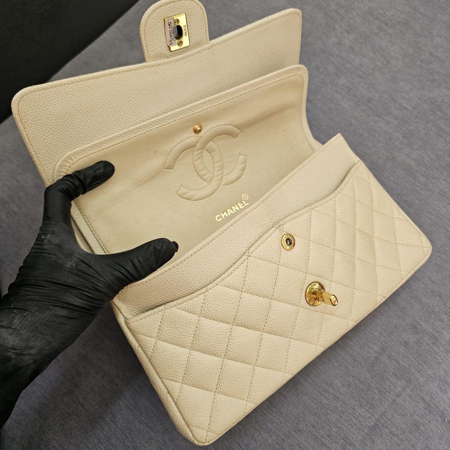 Vintage 1990 Cream Caviar Leather Medium Classic Double Flap Bag en vente 15