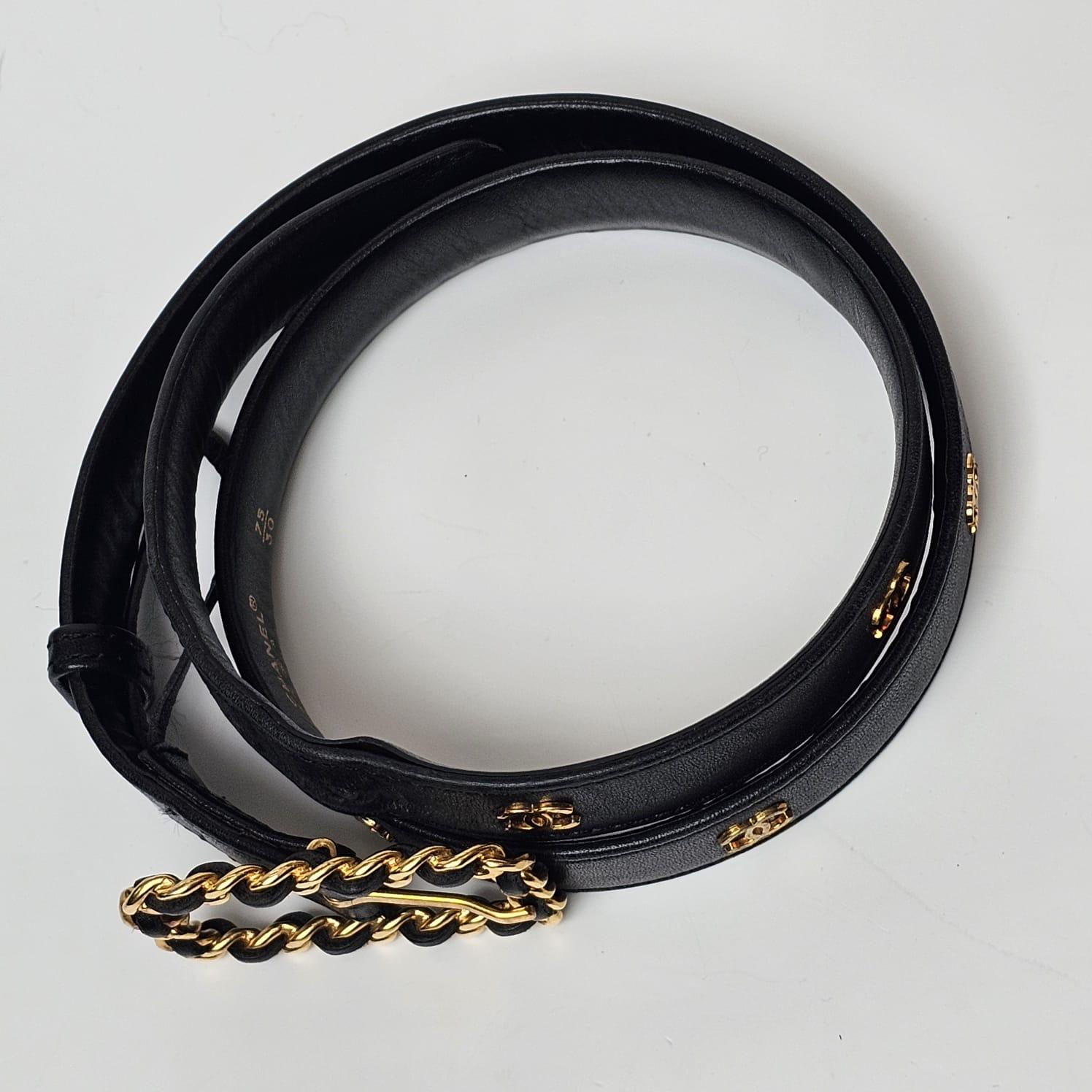Vintage By 1996 Chanel Cintura sottile in pelle d'agnello nera CC in vendita 1