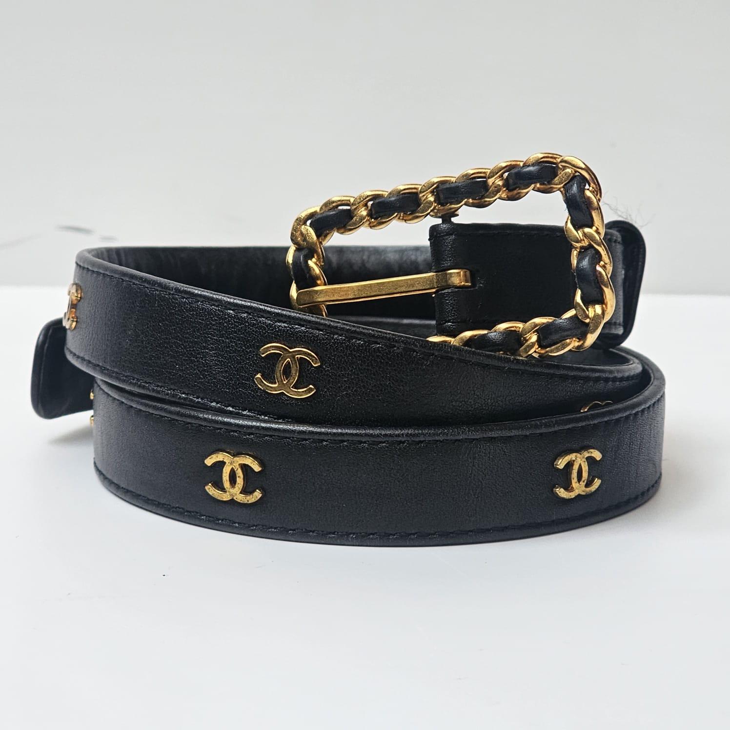 Vintage By 1996 Chanel Cintura sottile in pelle d'agnello nera CC in vendita 2