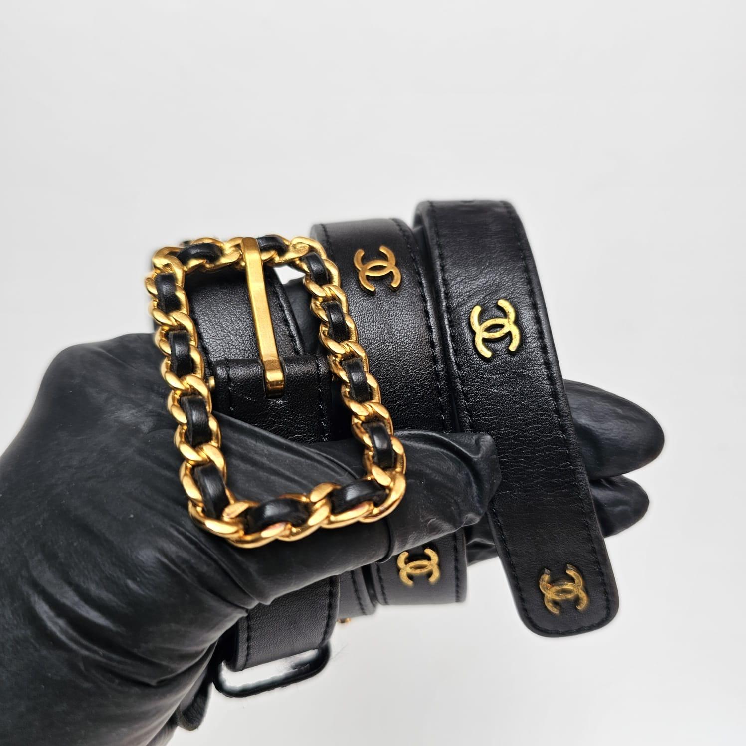 Vintage By 1996 Chanel Cintura sottile in pelle d'agnello nera CC In condizioni buone in vendita a Jakarta, Daerah Khusus Ibukota Jakarta