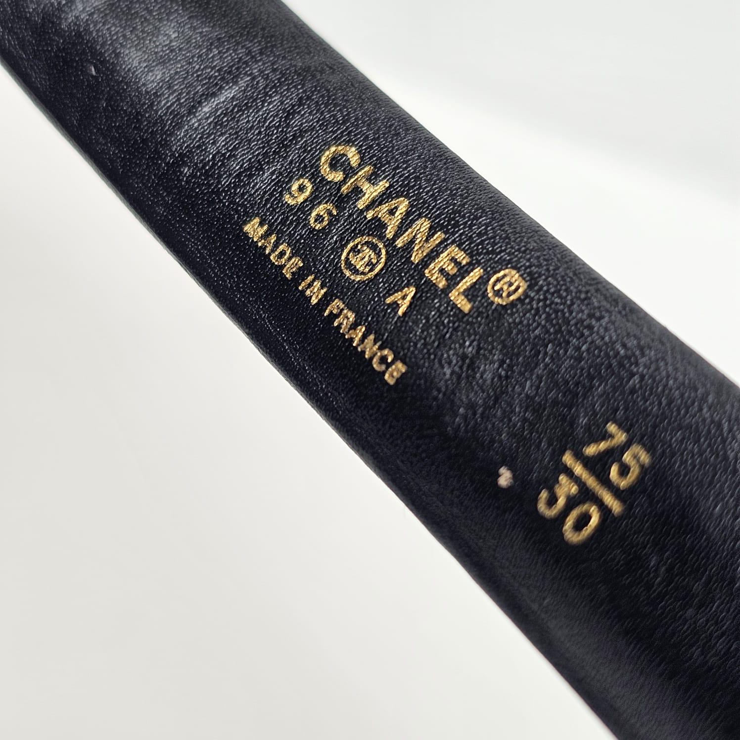 Simpatica cintura vintage in pelle nera con logo cc su tutto il perimetro. Cintura sottile con larghezza di 2 cm. Facile da abbinare a un abbigliamento casual o formale. Piccoli graffi e scalfitture in tutto l'insieme. Alcune cuciture allentate in