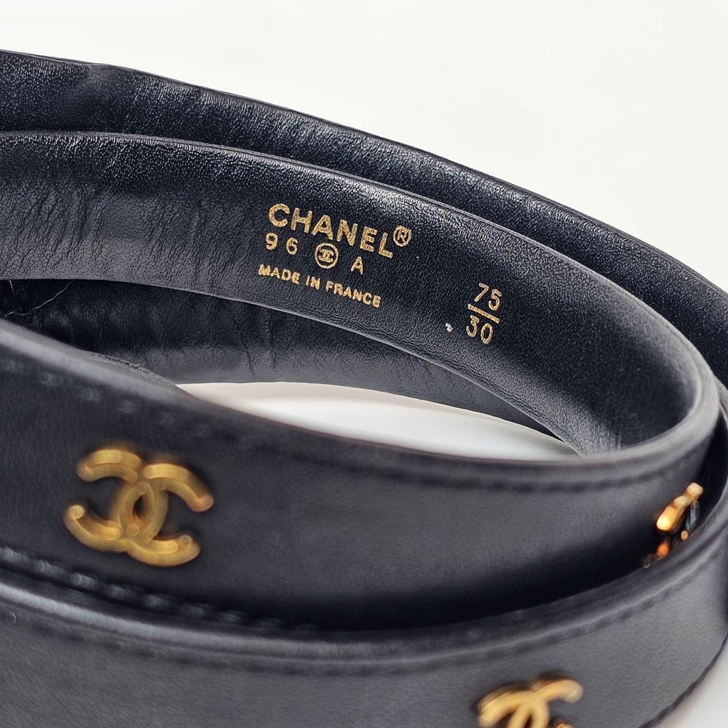 Vintage By 1996 Chanel Cintura sottile in pelle d'agnello nera CC in vendita 6