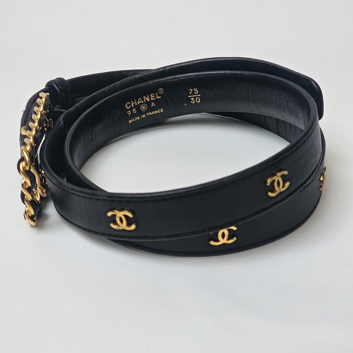 Vintage By 1996 Chanel Cintura sottile in pelle d'agnello nera CC in vendita 3