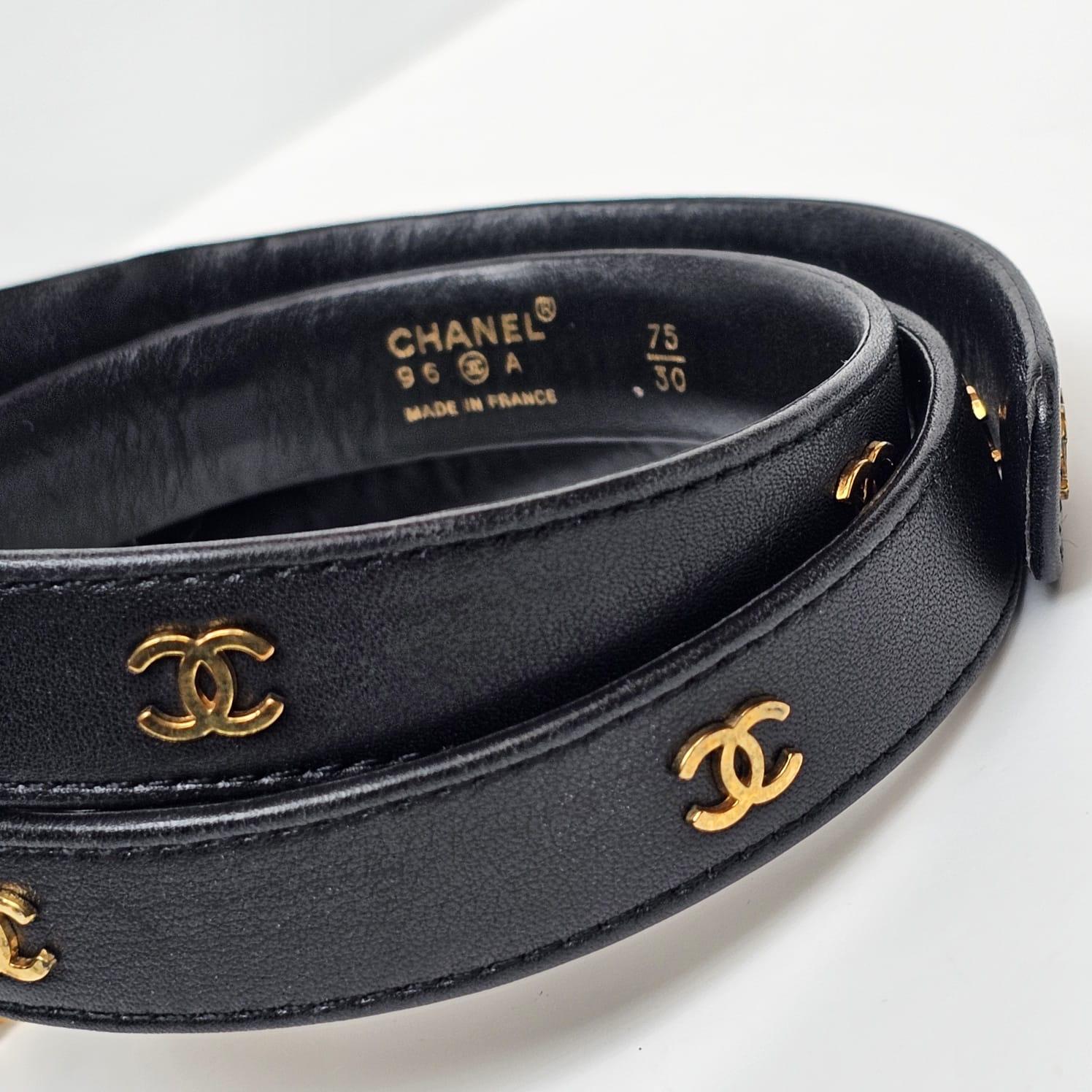 Vintage By 1996 Chanel Cintura sottile in pelle d'agnello nera CC in vendita 8