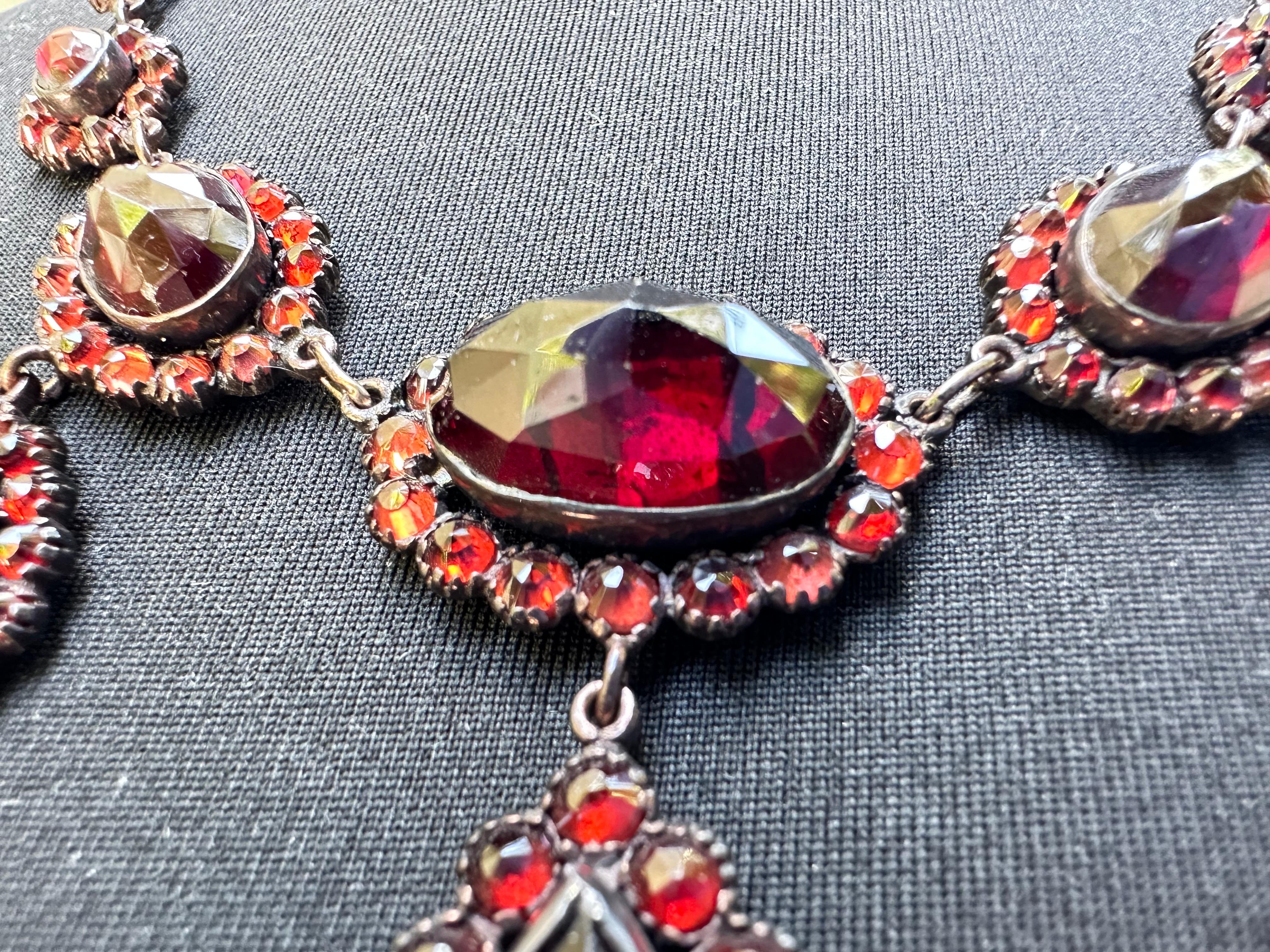 Böhmische rote Granat-Halskette mit Tropfenkragen (Viktorianisch) im Angebot