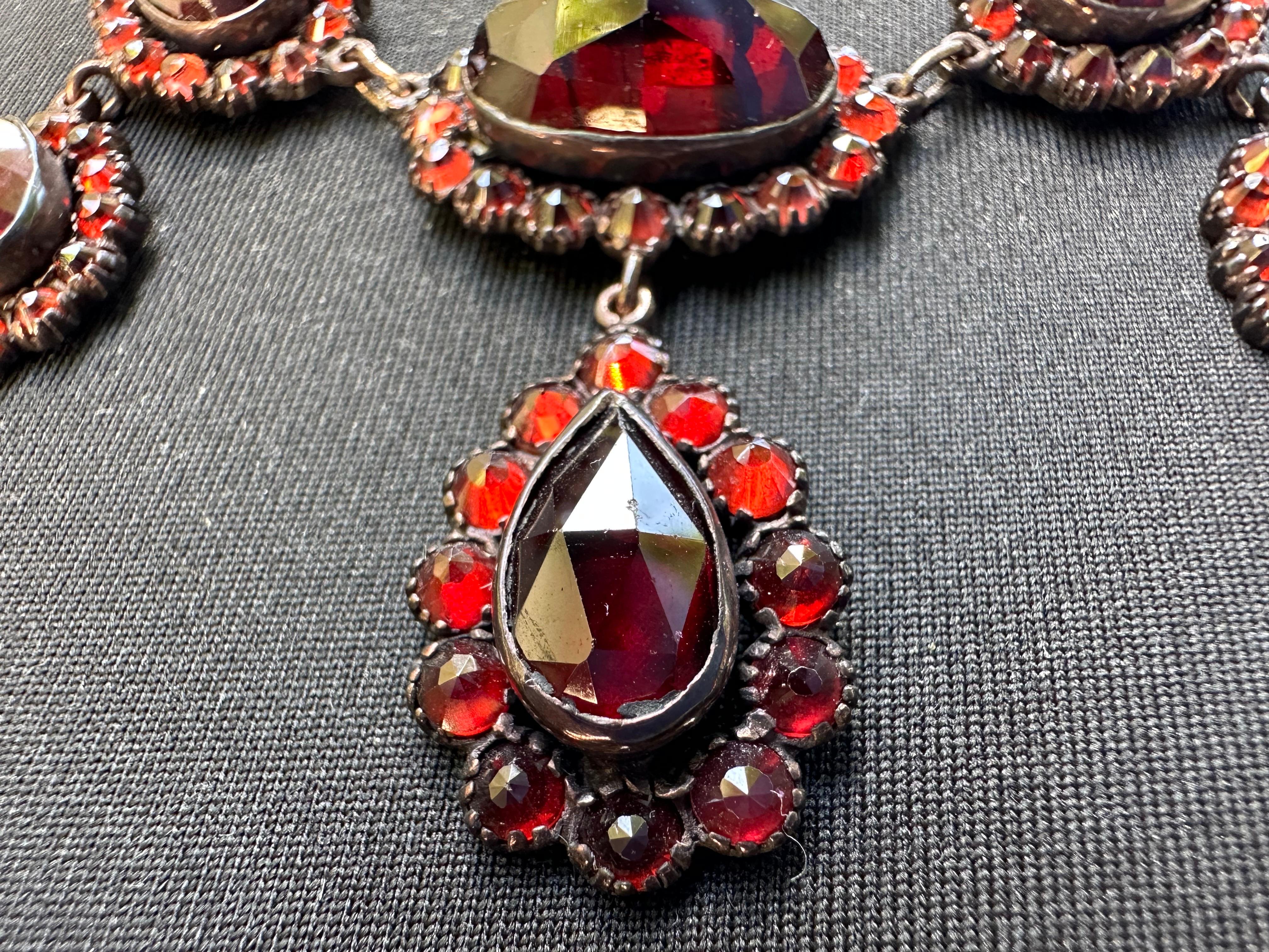 Böhmische rote Granat-Halskette mit Tropfenkragen (Alteuropäischer Schliff) im Angebot