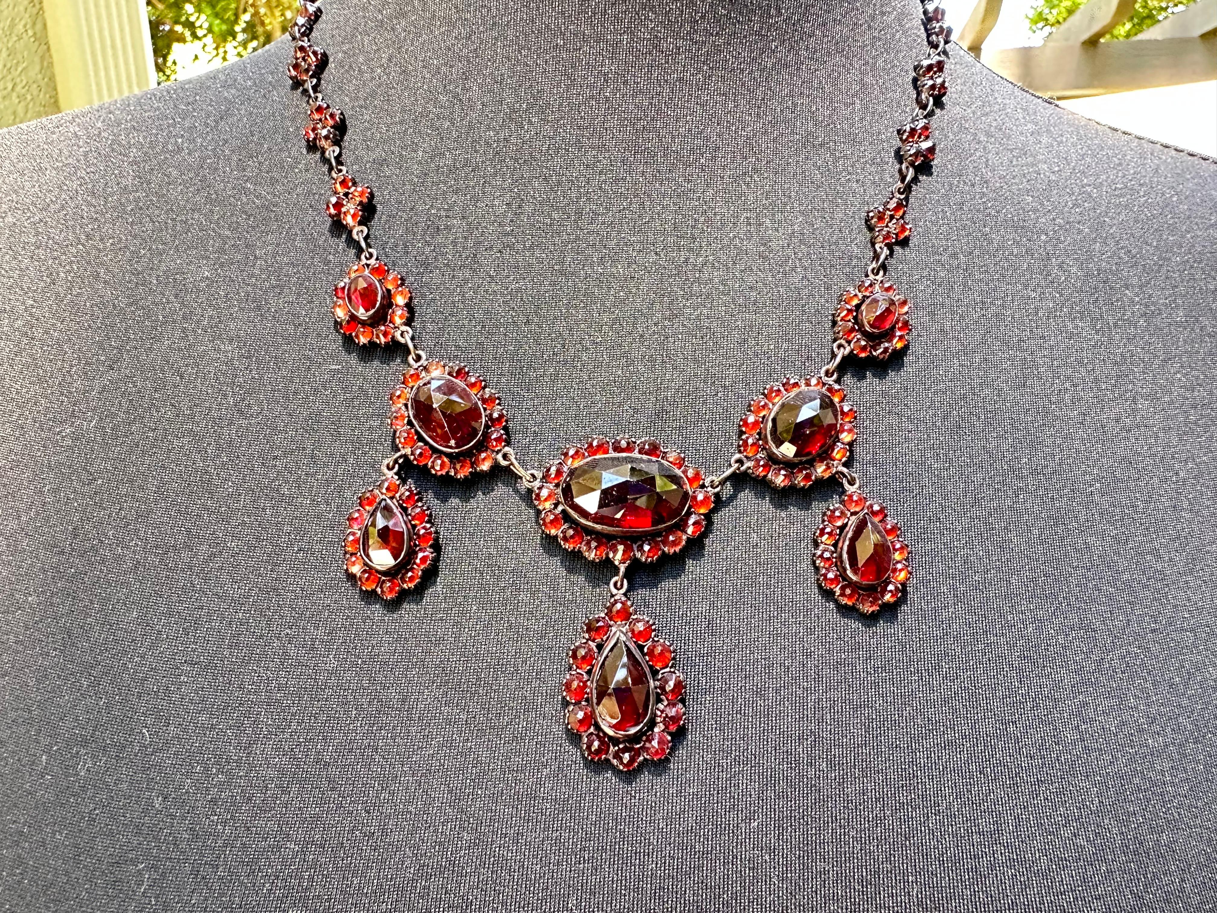 Böhmische rote Granat-Halskette mit Tropfenkragen Damen im Angebot