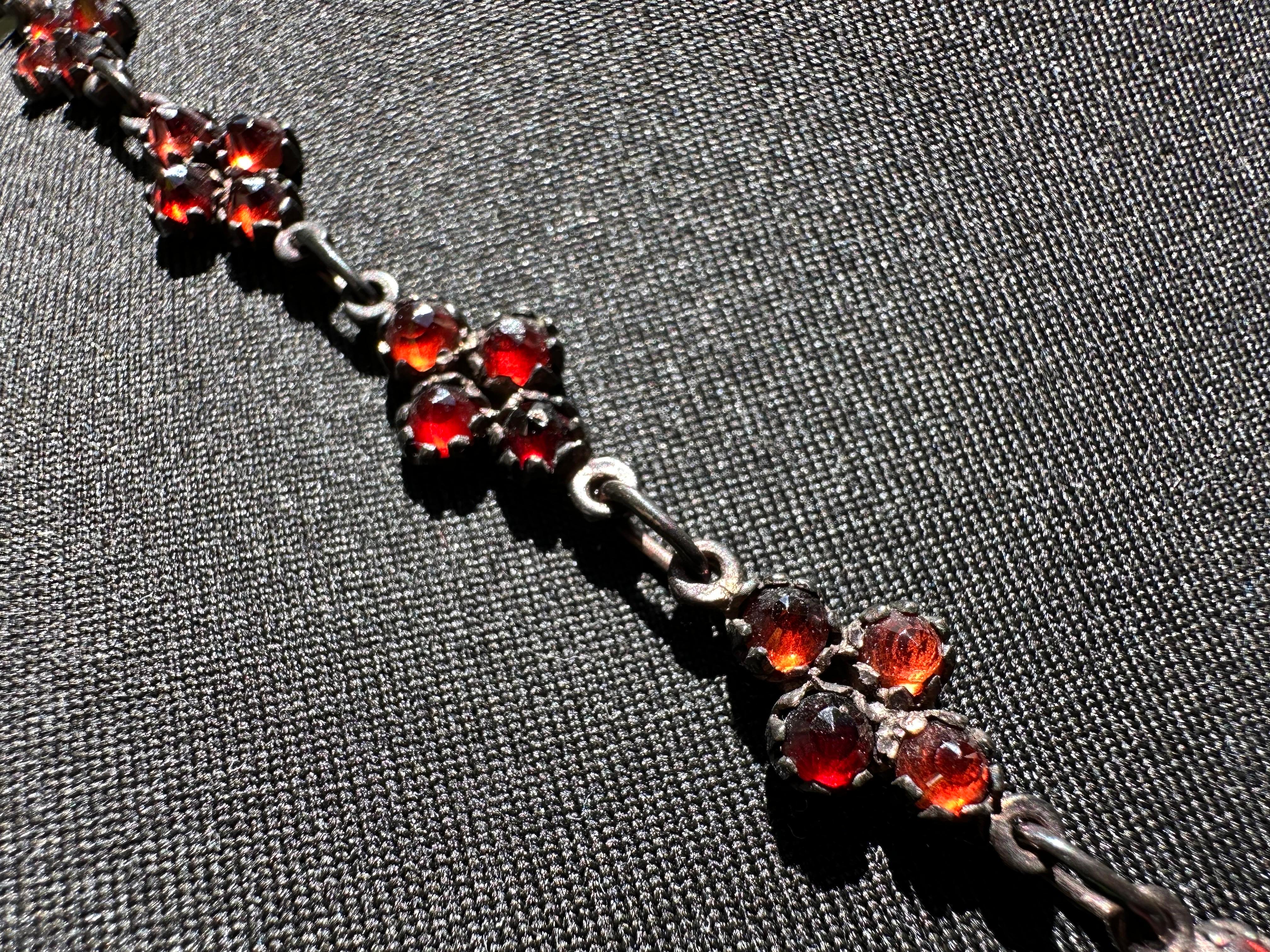 Böhmische rote Granat-Halskette mit Tropfenkragen im Angebot 1