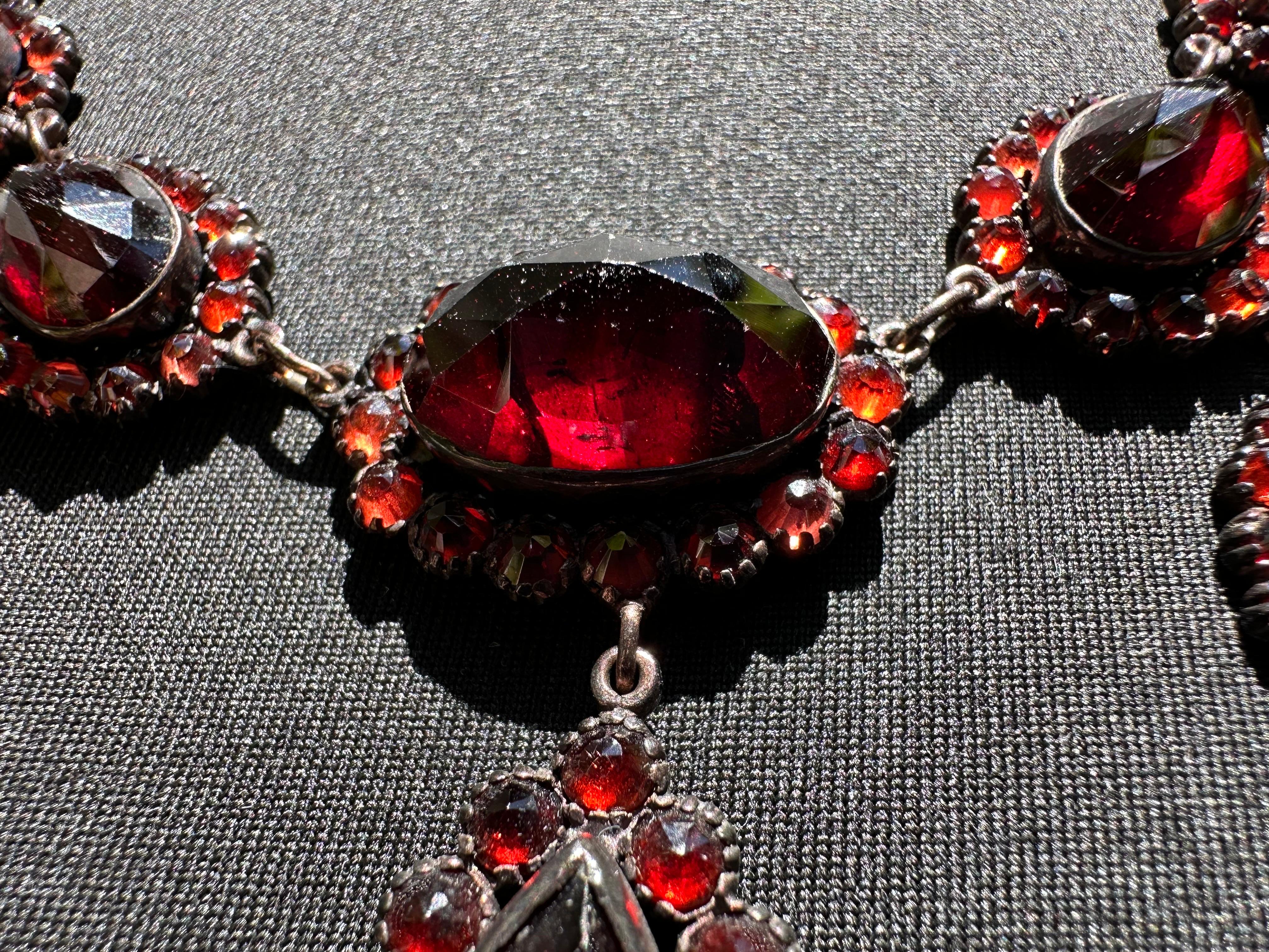 Böhmische rote Granat-Halskette mit Tropfenkragen im Angebot 3