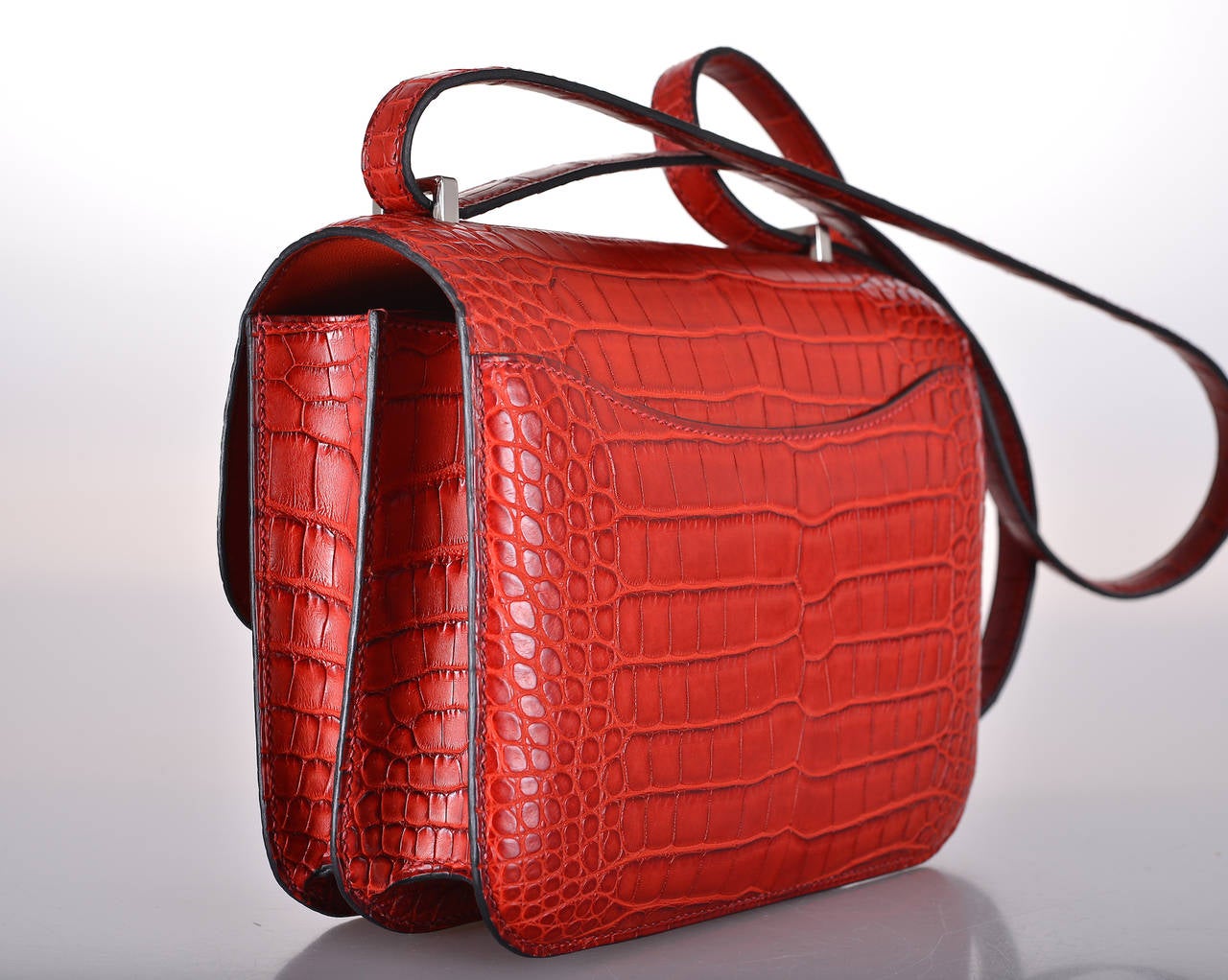 As always, another one of my fab finds! Hermes Constance in ALLIGATOR, a PERFECT size 18cm! Very rare FIND in the ROUGE H WITH PALLADIUM HARDWARE AND EXTRA BACK POCKET. Comfy double strap that is perfect to carry cross body! 

Measurements: 7.5