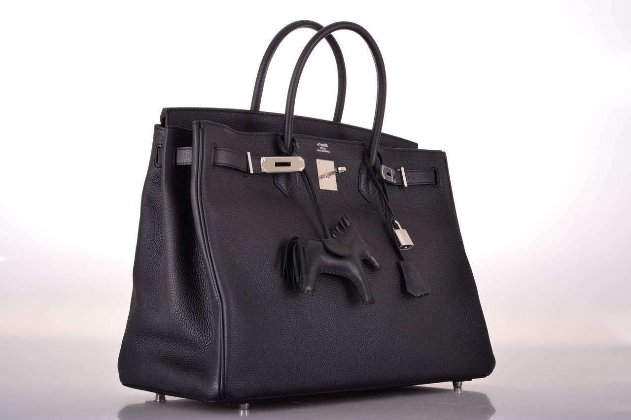 As always, another one of my fab finds! Hermes 40cm Birkin Bag in beautiful forever in style BLACK TOGO LEATHER.
THE BAG IS ABSOLUTELY STUNNING IN 40CM. IT IS A TRUE JANEFINDS!

This bag comes with lock, keys, clochette, a sleeper for the bag,