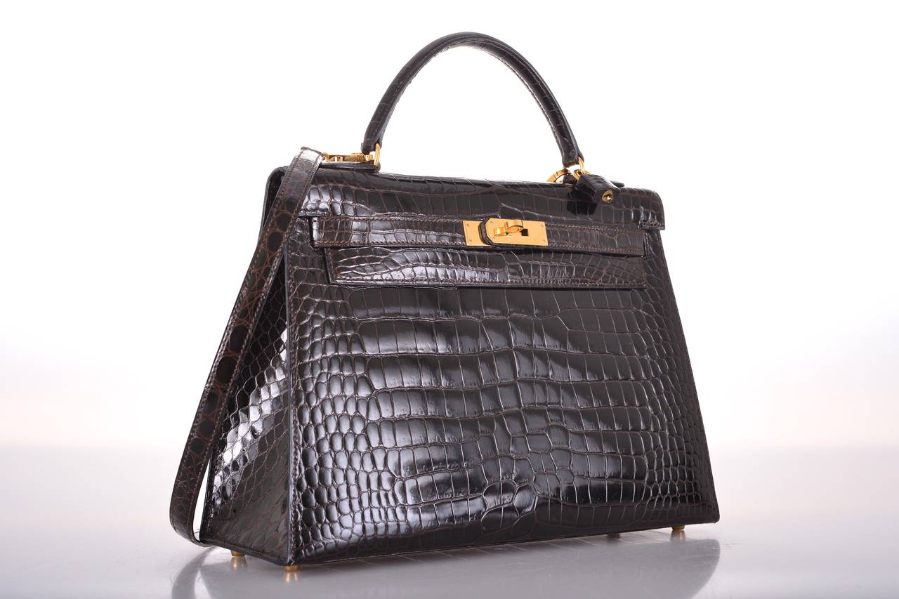 AS ALWAYS, ANOTHER ONE OF MY INCREDIBLE HERMES FINDS!  
Not your ordinary croc KELLY, this is very special and 32CM shiny EBENE crocodile POROSUS with gold hardware. ABSOLUTE MINT CONDITION.

HERMES CROCODILE kelly BAG 32cm gold Hardware.

WITH