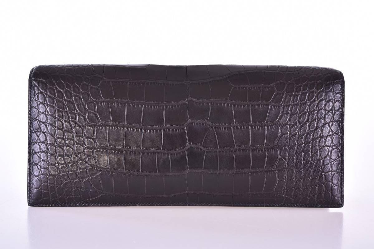 Hermes Verrou Matte Alligator Elan clutch Black

Extremely rare and gorgeous Verrou Elan Clutch from Hermes is amazingly crafted in exotic alligator with Silver Palladium Hardware. This so limited piece features a shiny Palladium Latch closure