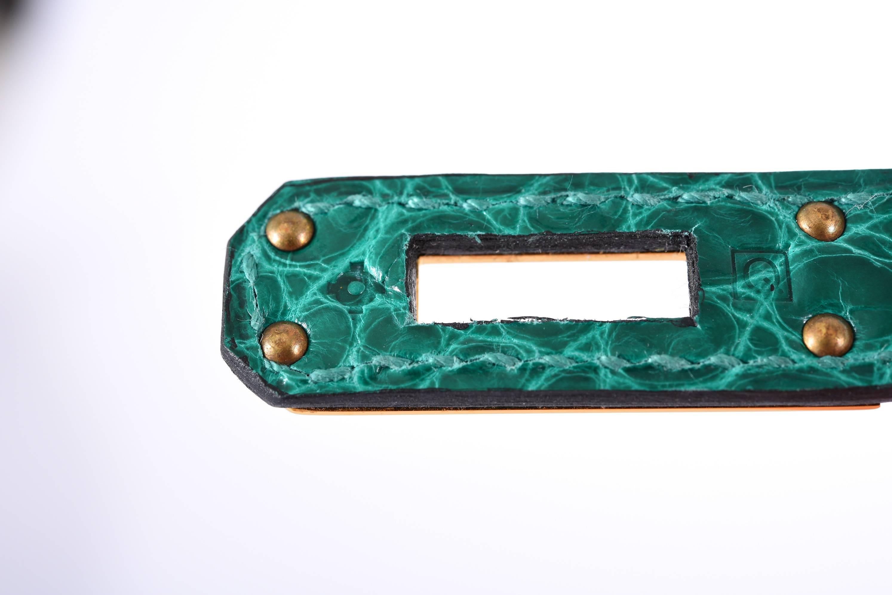 Hermes Kelly Pochette Clutch Vert Emerald Alligator Gold Hardware

Prisitine Condition

Hardware: Gold
Country of Origin: France
Color: Emerald 
Closure: Toggle
Handle Drop (in inches): 1
Height (in inches): 5.5
Width (in inches):