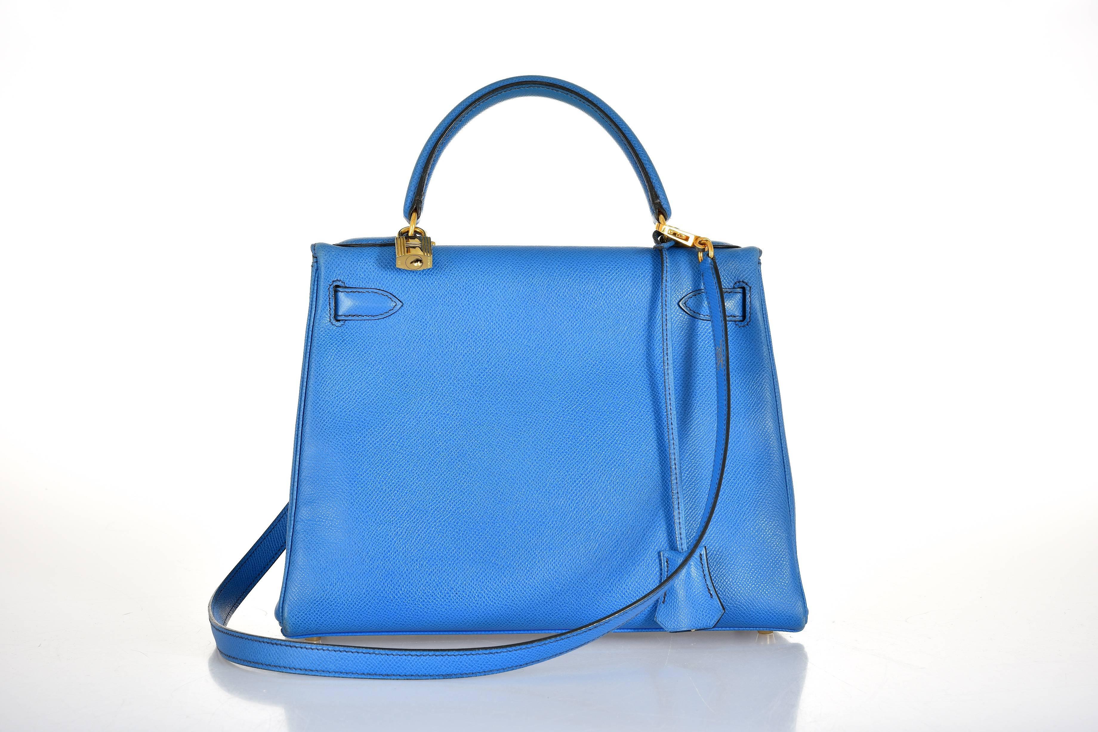 HERMES Kelly Bag 28cm Blue France Courchevel leather with Gold hardware

Love this bag!

Excellent

Hermes Kelly Bag is in excellent condition. The exterior leather is Courchevel and the lining leather is Chevre. The color is discontinued Blue
