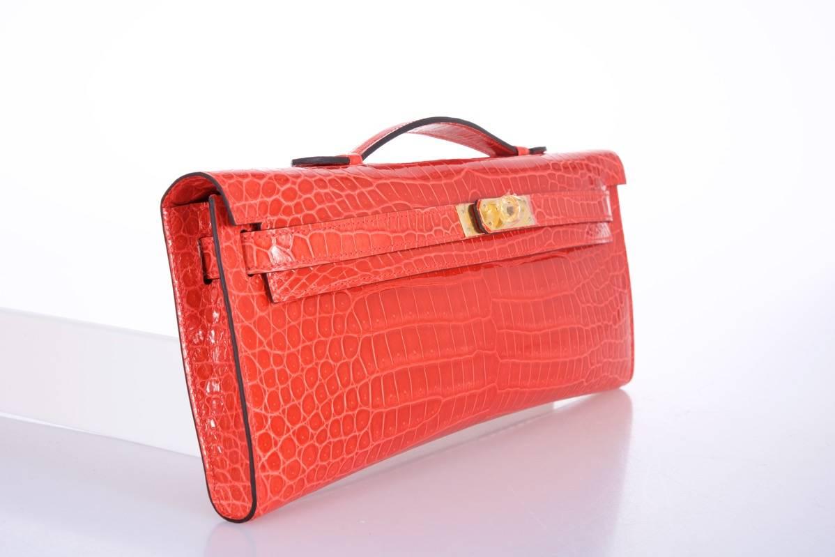 Hermes Kelly cut Hot Poppy Porosus Crocodile Kelly Cut Clutch Gold hardware In New Condition For Sale In NYC Tri-State/Miami, NY