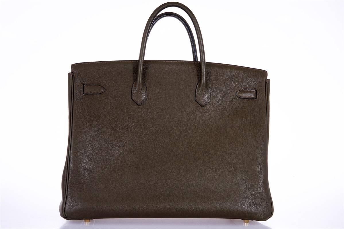 Very Special Hermes 40cm Vert Bronze togo with Gold Hardware. Gorgoues dark green with bronze undertones!
Excellent 
This Bag Measures: 15.75 (40.5cm) Length x 11in (28cm) Height x 5.5in (14cm) Depth

This 40cm  Birkin bag by Hermès in a very
