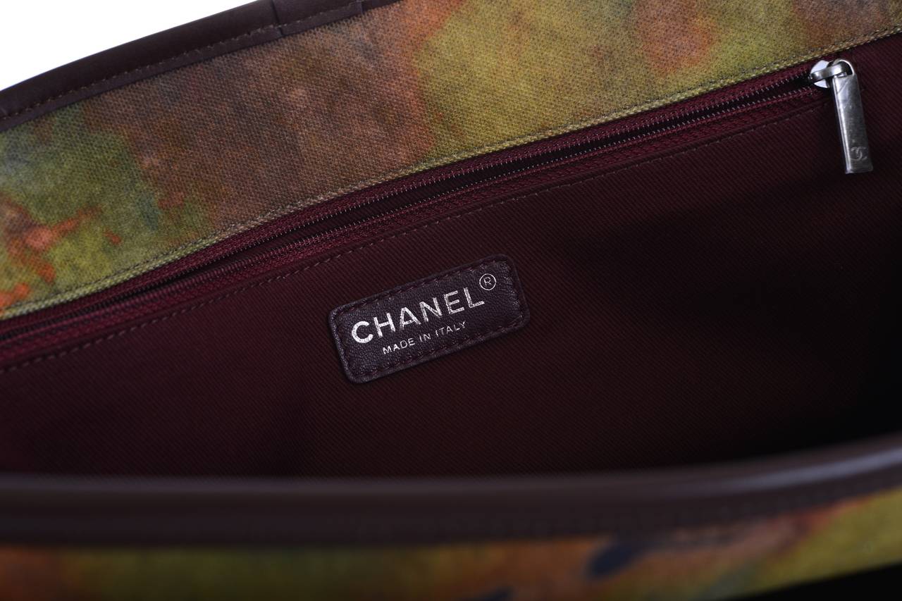 CHANEL BAG GRAFFITI MESSENGER on the PAVEMENT RUNWAY 2105 JaneFinds 1