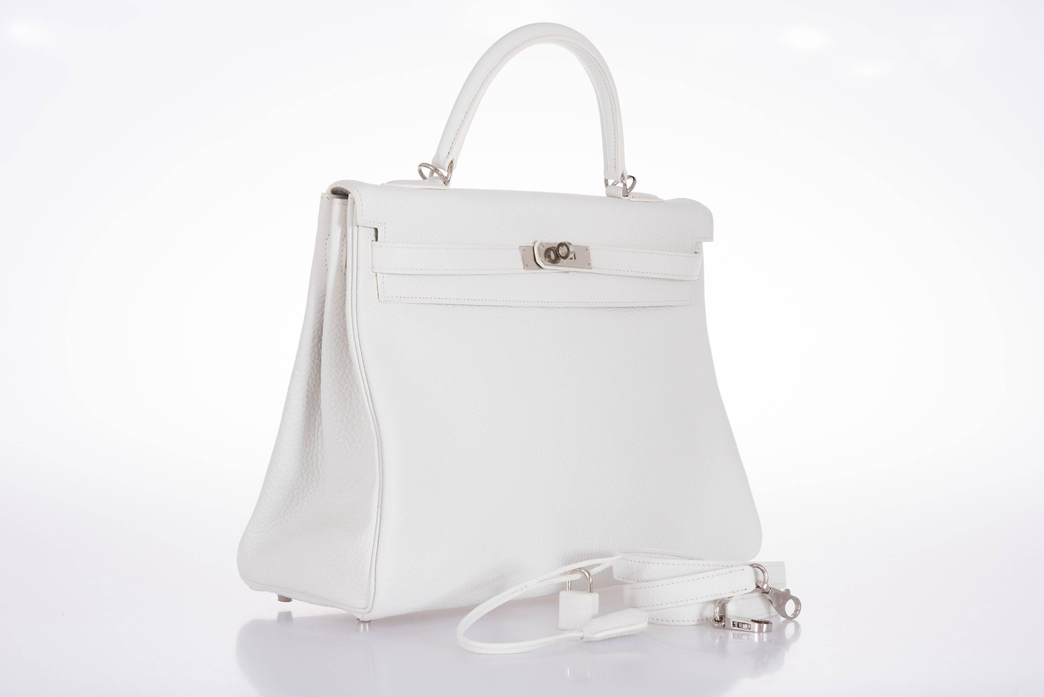 This 35cm Retourne Kelly bag by Hermès in white togo and features a top handle, shoulder strap, gold hardware, and the signature twist lock closure. Amazing White is a color that can be used in any season and any occasion such as on dates, during a