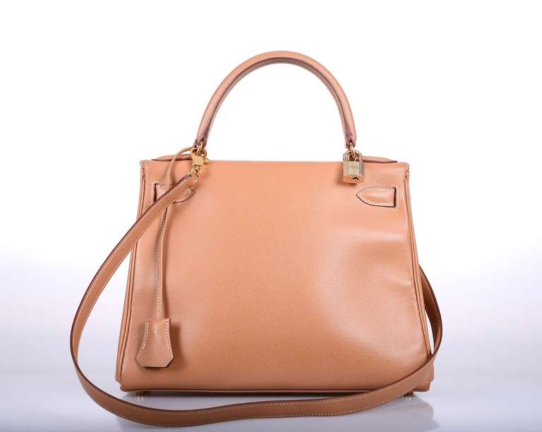 As always, another one of my fab finds! Hermes 28cm KELLY in beautiful Veau grain Lisse leather with gorgeous gold hardware. This leather is discontinued. It's successor is Veau Epsom

This bag is pre-loved. The bag is in pristine condition. This