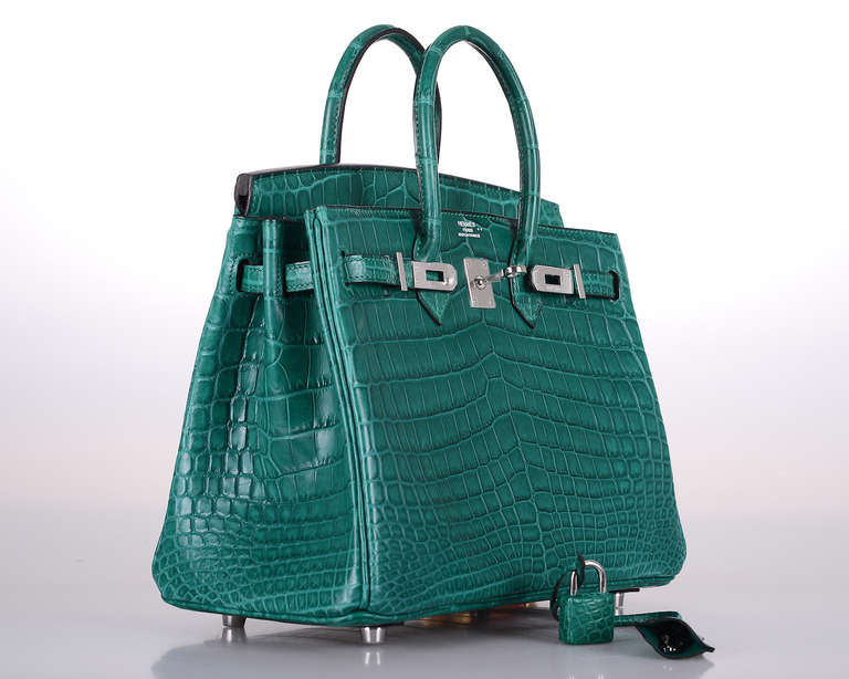 As always, another one of my fab finds! MALACHITE NILOTICUS MATTE CROCODILE INSANITY! Hermes BIRKIN BAG 25cm gorgeous GREEN with PALLADIUM hardware.
THE COLOR IS REALLY GORGEOUS EMERALD!

This bag comes with lock, keys, clochette, a sleeper for