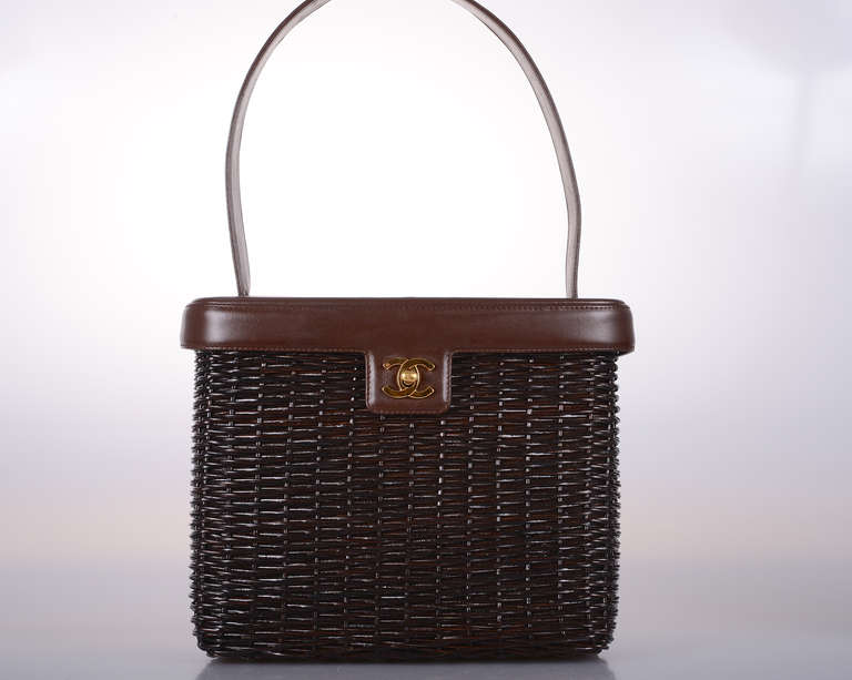 HAMPTONS MUST CHANEL VINTAGE Bag SUPER RARE WICKER & LEATHER In New Condition In NYC Tri-State/Miami, NY