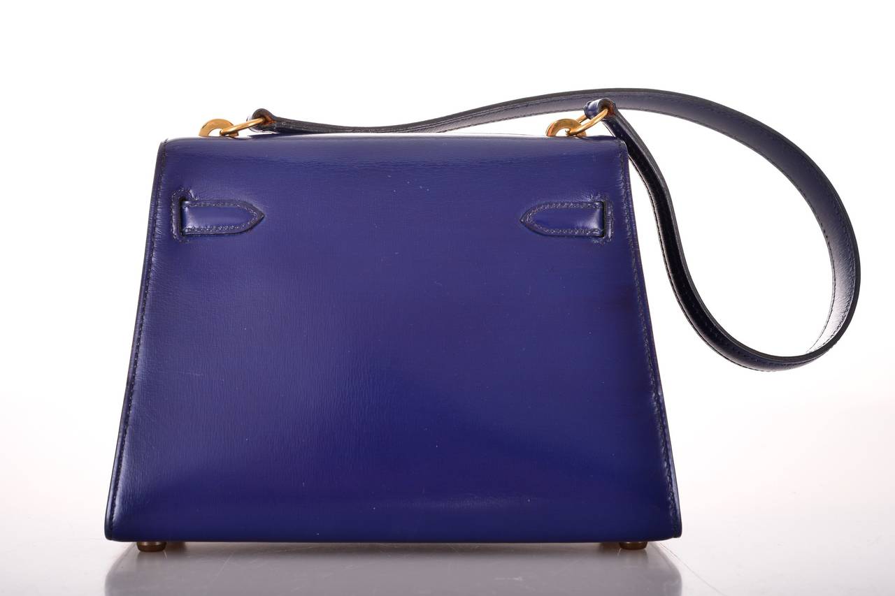 As always, another one of my fab finds! CAN'T GET THIS! Hermes 20cm KELLY IN SAPPHIRE BLUE VINTAGE CHAMONIX LEATHER with gold hardware.
MEASURES:
20cm (16cm H x 20cm W x 10cm D) L8xH6xW4

This bag is PRE-LOVED EXCELLENT CONDITION!

**Note: