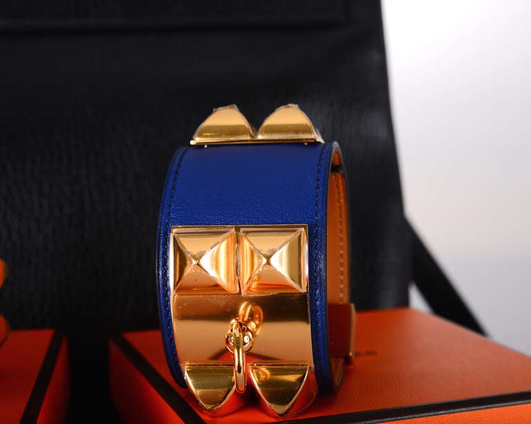 As always, another one of my fab finds! Hermes GORGEOUS BLUE SAPPHIRE CDC Collier de Chien WITH GOLD hardware. SZ small. 

Absolutely brand new with a beautiful velvet pouch and box.

**Note: Accessories used for JaneFinds photo shoots are not