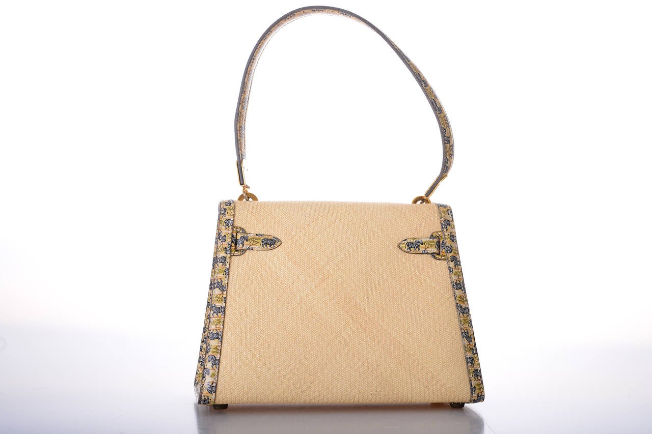 As always, another one of my fab finds! THE ONLY ONE! CAN'T GET THIS. Hermes 20cm sellier panama straw canvas toile. Natural Zebra print with insane gold hardware.
MEASURES:
20cm (16cm H x 20cm W x 10cm D) L8xH6xW4

This bag is PRE-LOVED.