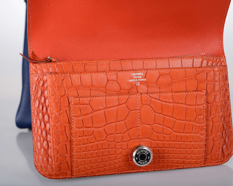 Hermès Dogon Combined Wallet that is also a two-in-one. Measuring  20 cm across by 12.5 cm, the wallet opens from its Clou de Selle clasp to reveal a roomy interior; a flat slot for cash, a thicker slot for even more cash/receipts and 5 credit card