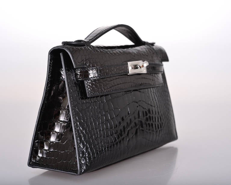 As always, another one of my fab finds! 

Hermes Kelly Jpg POCHETTE in STUNNING SHINY BLACK ALLIGATOR. 

Perfect for a night out or inside! Your Birkin when you want a statement piece to take out and carry without shlepping the big bag around.