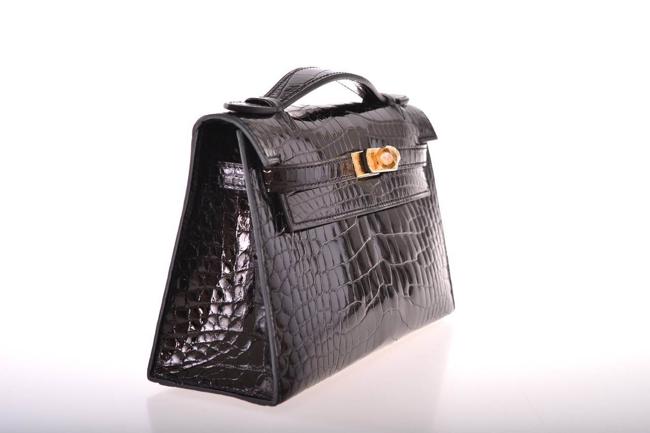 As always, another one of my fab finds! Hermes SHINY KELLY POCHETTE IN THE MOST AMAZING SHINY BLACK ALLIGATOR.
 THE MOST GORGEOUS BAG EVER with GOLD hardware.

                           MEASUREMENTS:
LENGTH: 8.5