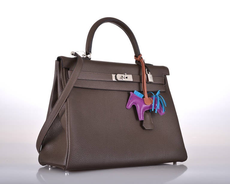 AS ALWAYS, ANOTHER ONE OF MY INCREDIBLE FINDS. THIS COLOR IS CLASSIC AND FOREVER INSTYLE!

GORGEOUS 35cm NEW COLOR ECORCE TOGO LEATHER KELLY WITH CHEVRE INTERIOR AND PALLADIUM HARDWARE. 

HERE IS YOUR CHANCE TO GRAB THIS BAG. ABSOLUTELY NEW!
