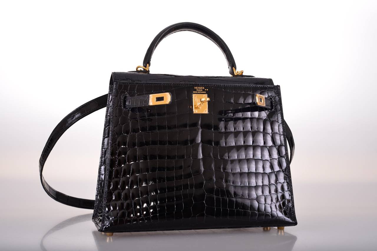 AS ALWAYS, ANOTHER ONE OF MY INCREDIBLE HERMES FINDS!  
Not your ordinary croc KELLY , this is very special and 25CM shiny black crocodile with gold hardware. 

» HERMES CROCODILE kelly BAG 25cm gold Hardware stamped R 2014
» ORIGINAL HERMÈS BOX