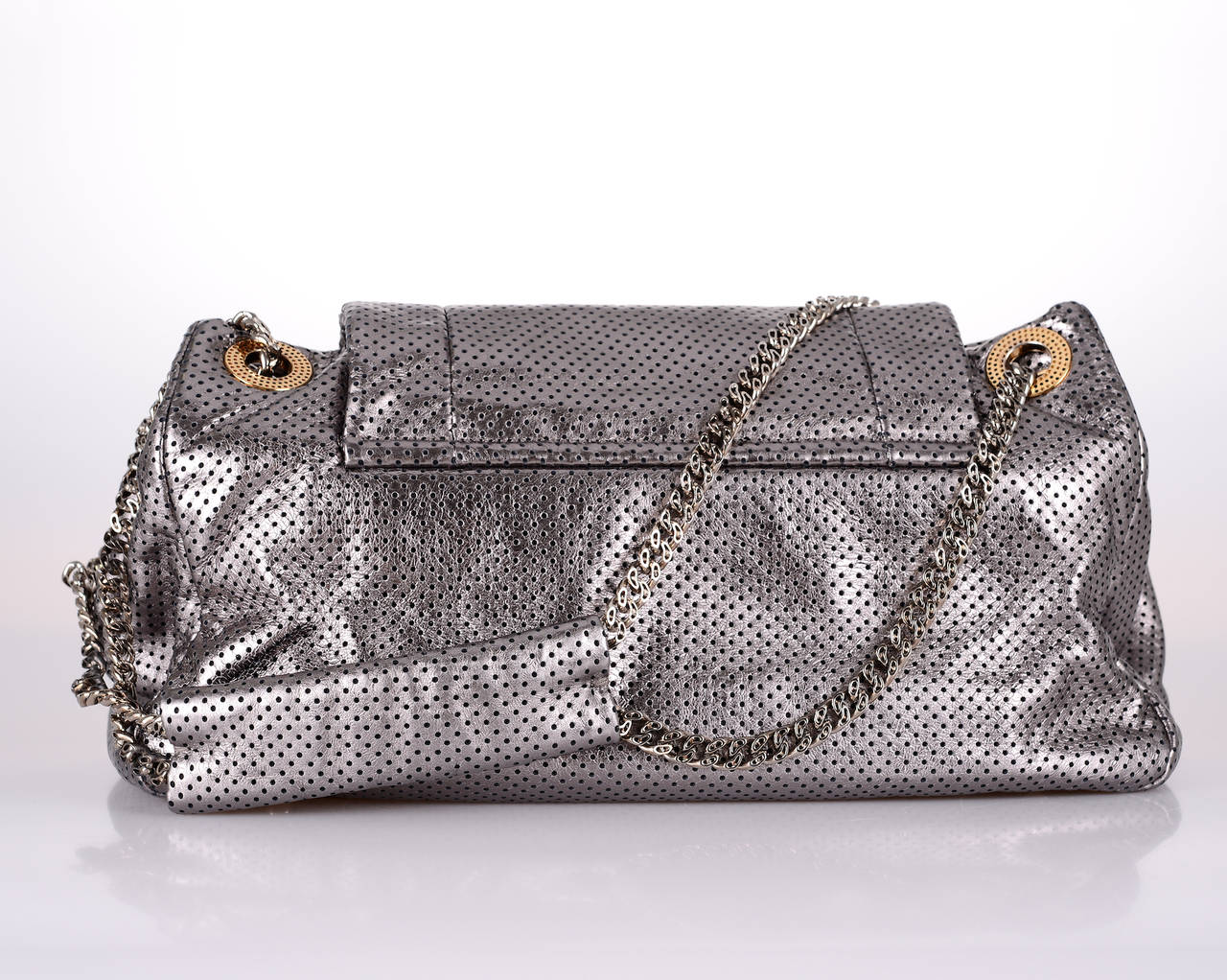 CHANEL PERFORATED METALLIC  LIGHT AS A FEATHER TOTE. 

THE ULTIMATE BAG TO OWN! MAKE A STATEMENT WITHOUT SAYING A WORD…

THE BAG IS in absolute mint condition! COMES WITH A SLEEPER!

Measurements: 

Brand:
CHANEL
Bag
