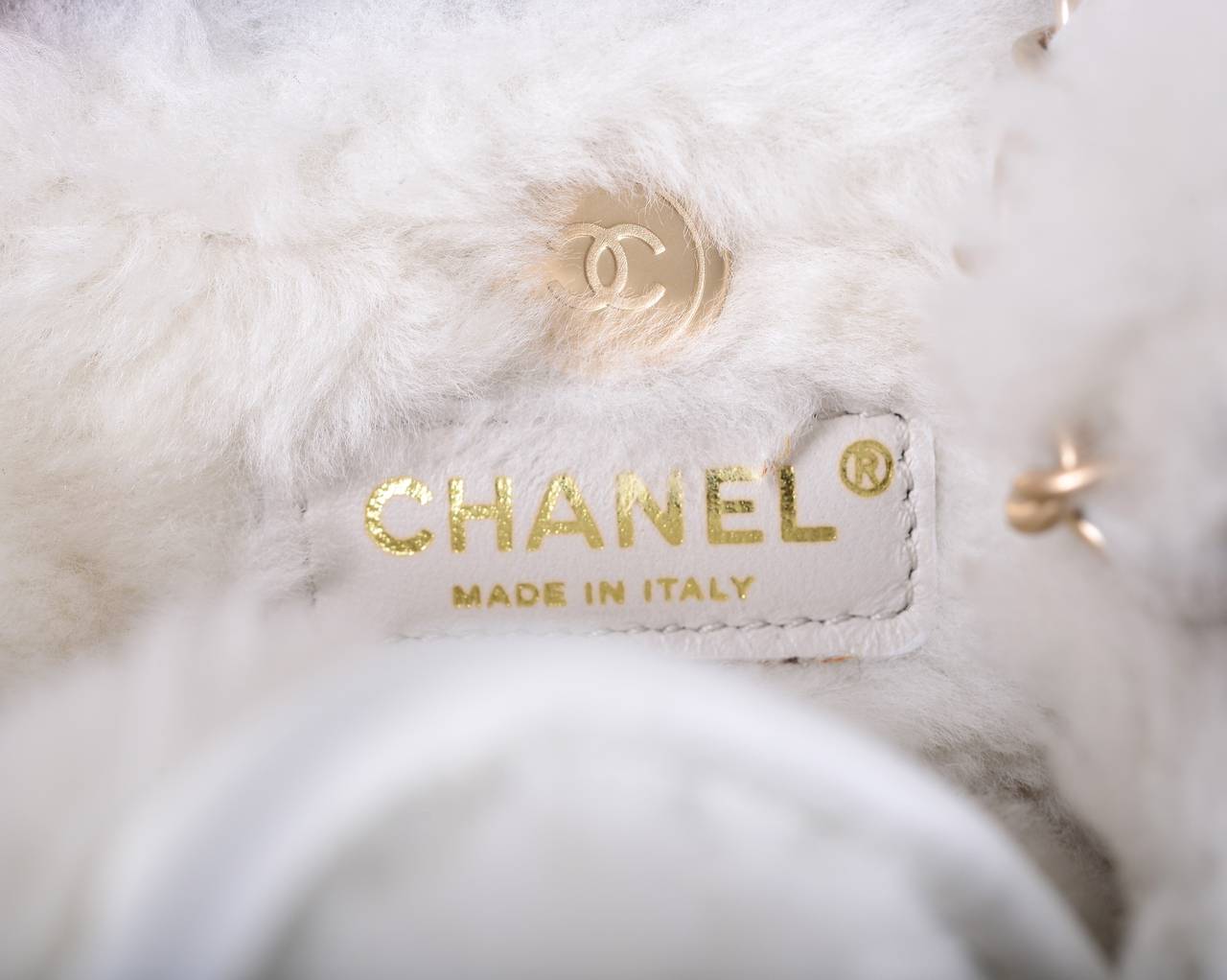 CHANEL RUNWAY Bag LIMITED EDITION SHEARLING GOLD HARDWARE JaneFinds In New Condition For Sale In NYC Tri-State/Miami, NY
