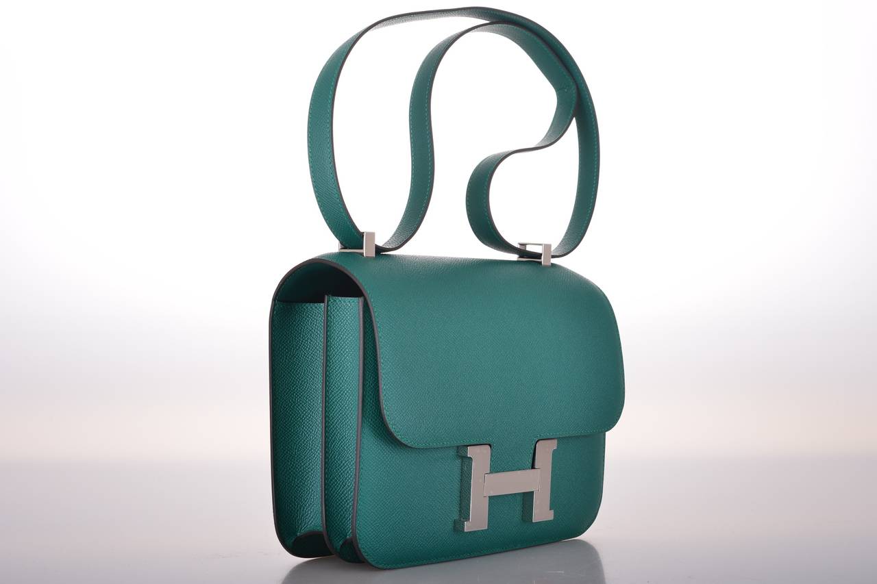 As always, another one of my fab finds! Hermes Constance in a PERFECT size 24cm! Very rare to find this bag in epsom and the new malachite color. Actually big enough for everyday use. Comfy double strap that is perfect to carry cross body!

This