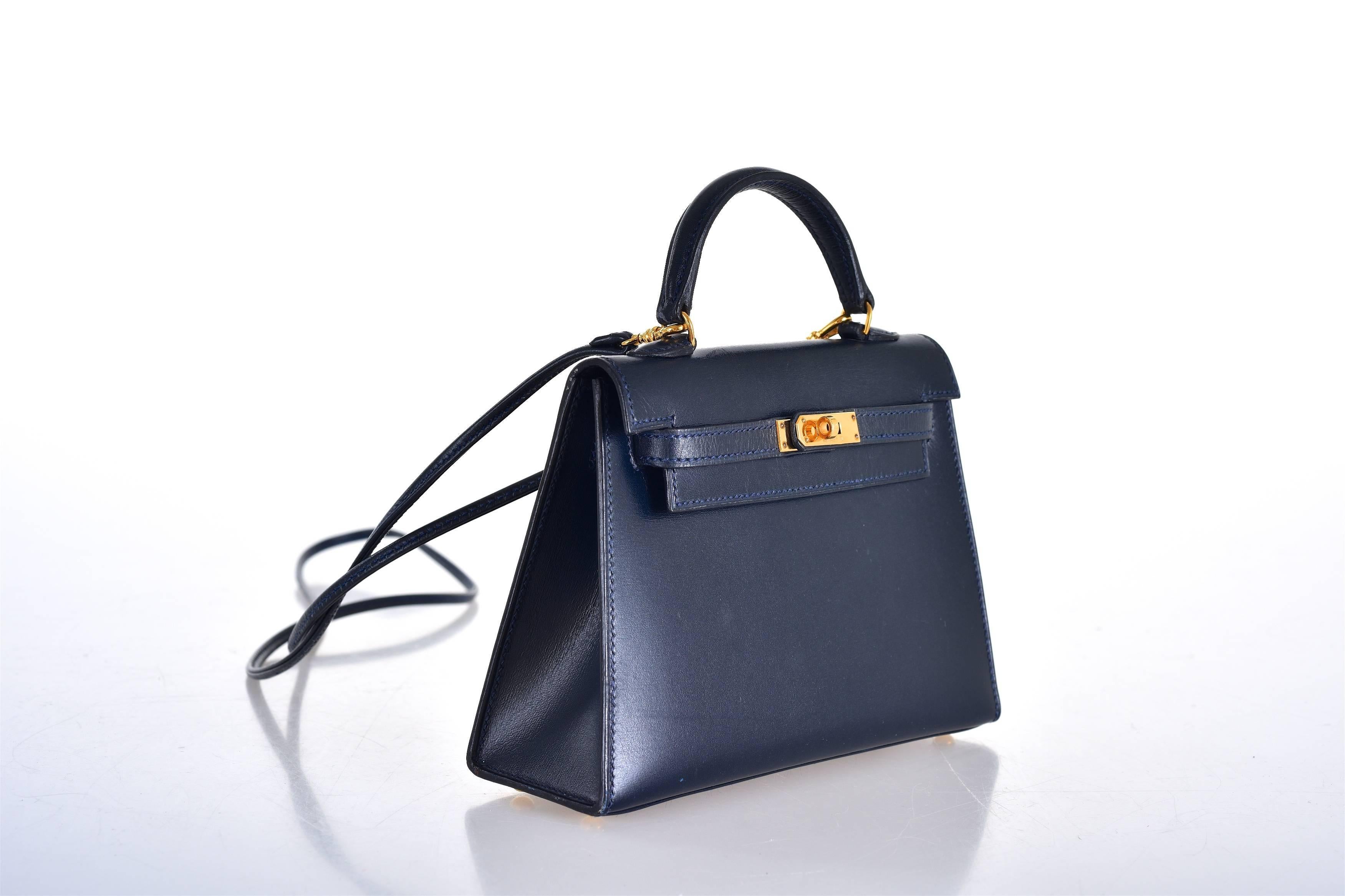 As always, another one of my fab finds! THE ONLY ONE ... CAN'T GET THIS! Hermes 15cm seller micro kelly with gold hardware.

MEASURES:
15cm (Bag Width: 15cm

Strap Shoulder Length: 18in Worn, 36in Total length

This bag is PRE-LOVED,