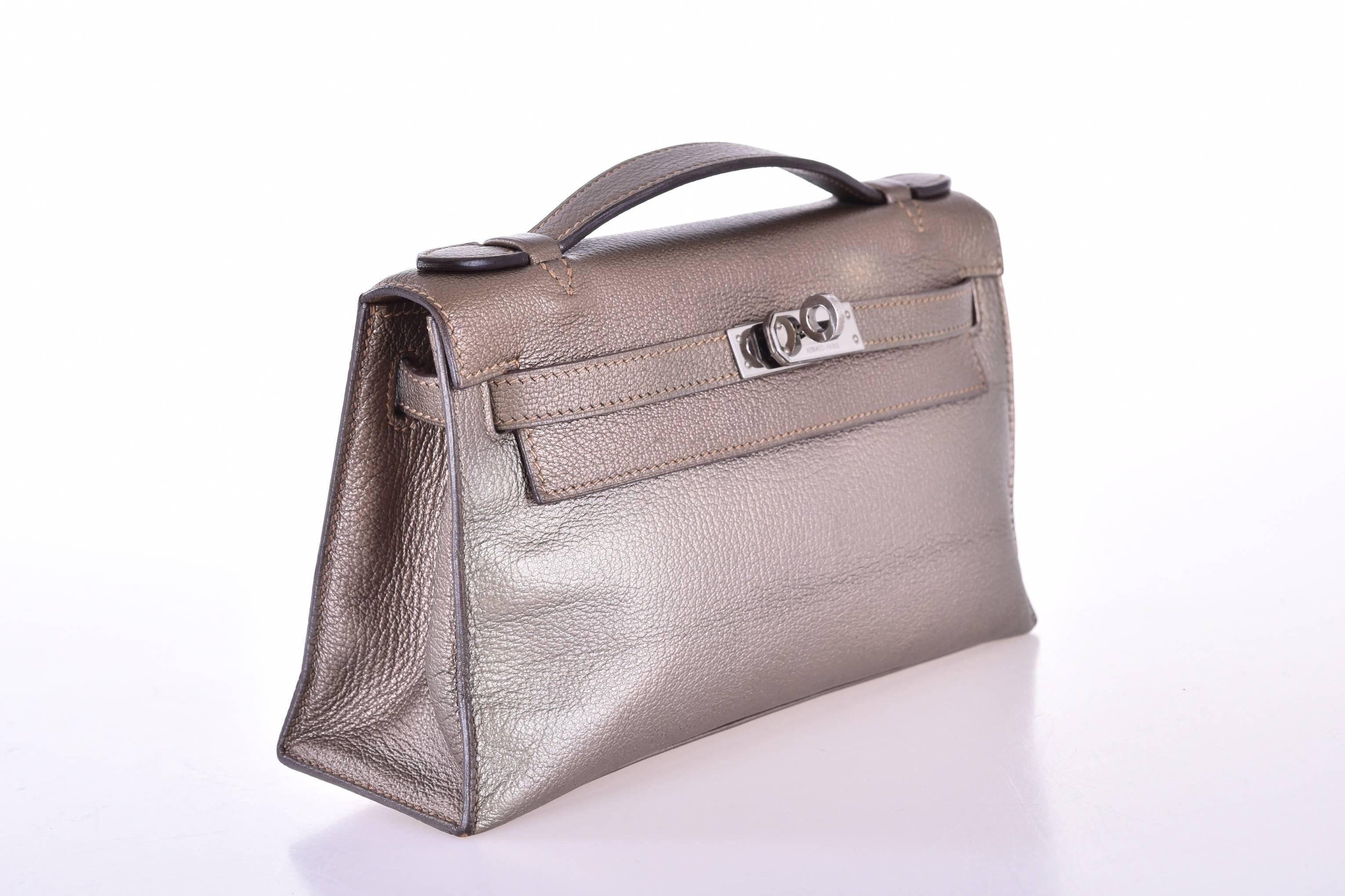 Condition - GOOD
Hermes Kelly Pochette Clutch Bronze confetti Palladium Hardware

Hardware: Palladium
Country of Origin: France
Color: bronze
Closure: Toggle
Handle Drop (in inches): 1
Height (in inches): 5.5
Width (in inches): 8.5
Depth