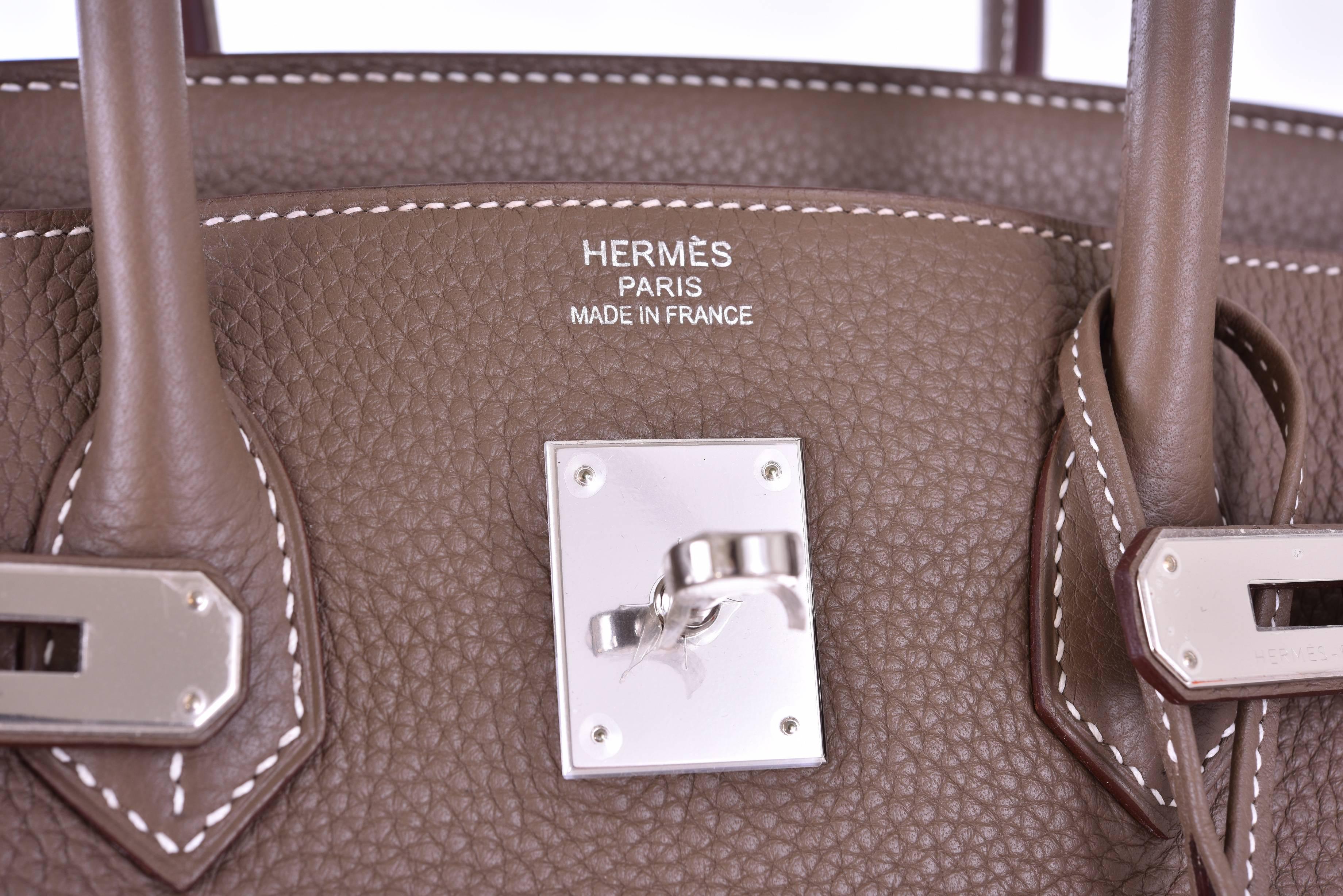 Hermes Birkin Bag 35cm Etoupe Togo with palladium Hardware

New Condition

This Hermes Etoupe Birkin 35cm in Clemence leather with palladium hardware.

This Birkin features white contrast stitching, front toggle closure, clochette with lock