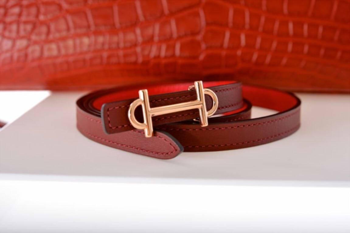 New Condition
BELT ONLY. 

This 80cm Idem reversible belt by Hermès in Rouge Tadelakt & Epsom Leather and features rose gold hardware and pull through signature Hermès hardware.
Pull through Signature Hermes Hardware
Stamp: R