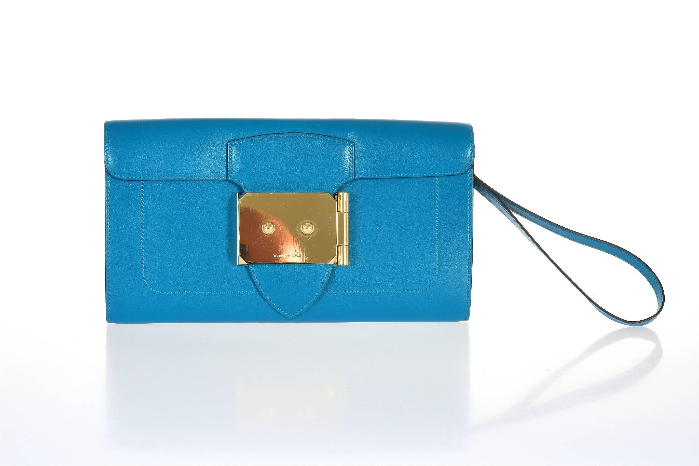 New Condition

Hermes Goodlock clutch in beautiful blue izmir with gold hardware.
The bag is brand new done in understated calf leather. 
T stamp plastic still on the hardware!
27.5cm x16cmx 3cm (11