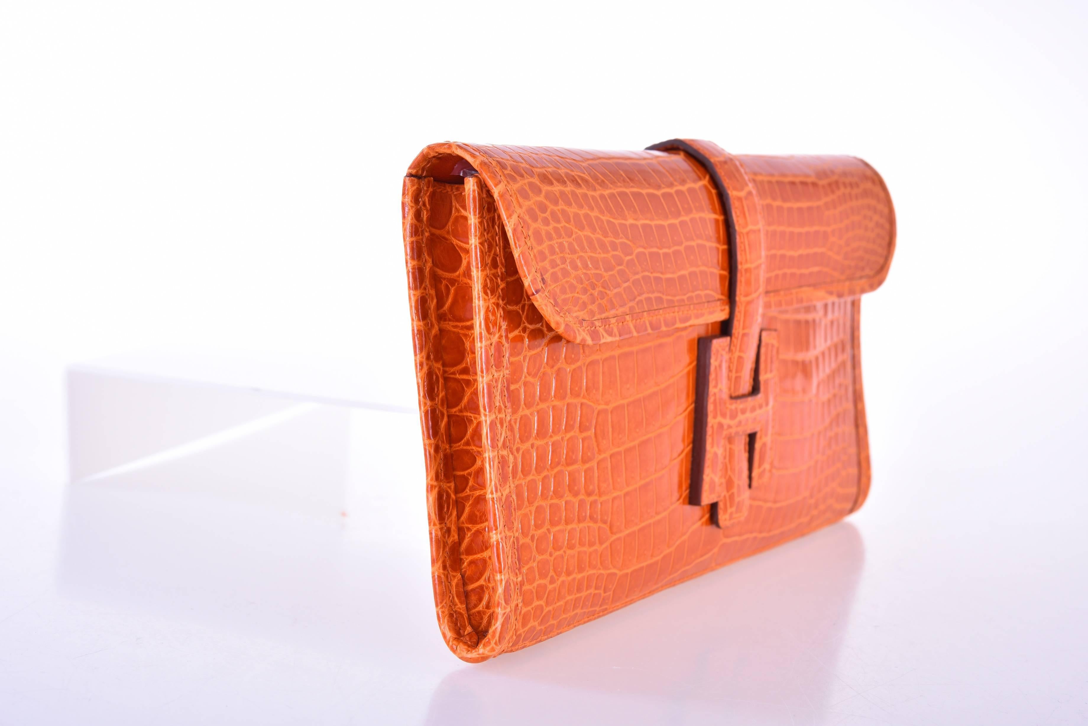 As always, another one of my fab finds! Hermes Jige clutch in  stunning & very rare porosus crocodile. Incredible orange color!
MEASURES:
29CM

This bag is in NEW condition.

**Note: Accessories used for JaneFinds photo shoots are not included
