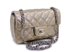 Mini sac à rabat rectangulaire Chanel en cuir verni texturé couleur étain-or, modèle RHW 69200