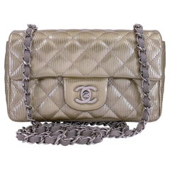 Mini sac à rabat rectangulaire Chanel en cuir verni texturé couleur étain-or, modèle RHW 69200
