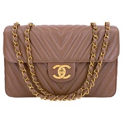 Borsa Chanel Vintage Maxi Classic con patta, color taupe-beige, motivo Chevron, finitura Caviar, 24k GHW 69332