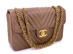 Borsa Chanel Vintage Maxi Classic con patta, color taupe-beige, motivo Chevron, finitura Caviar, 24k GHW 69332