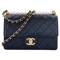Borsa Chanel Chic Pearls trapuntata con patta, modello 19S, nera GHW 67115