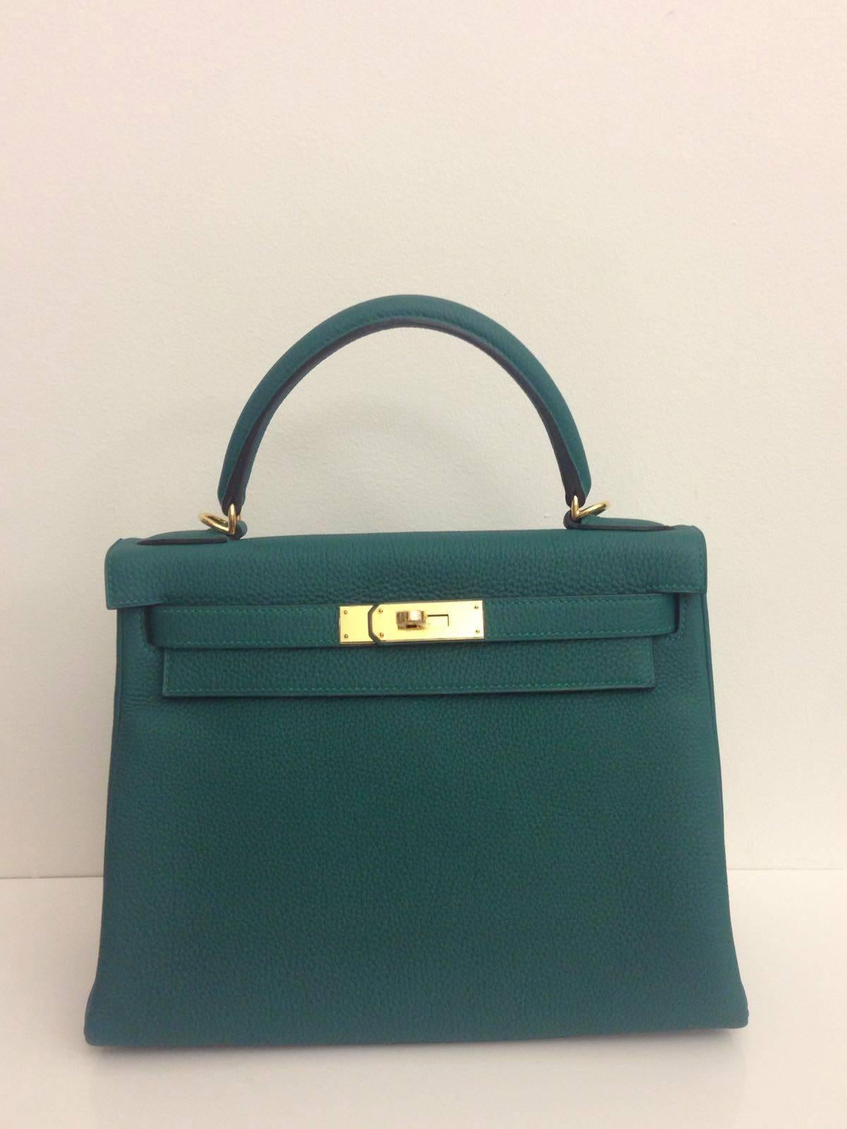 Hermes, Kelly, Size 28, Color Green Malachite, Leather Togo, Gold Hardware.

This Kelly comes with a cross body strap. box, dustbag, raincoat, leather guide booklet, clochette and reciept.