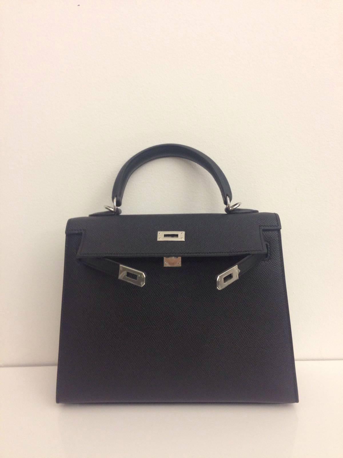 Hermes, Kelly Bag, Size 25, Colour Black (noir),leatherepsom, Palladium Hardware (sliver)
  

This bag comes with a cross body strap, clochette, raincoat, reciept, Leather guide booklet, box and dustbag.
